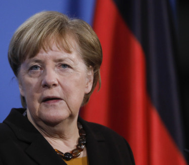 RAZBACUJE SE: Angela Merkel upozorena da previše troši