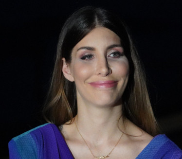 МАЈКА ПОЛОМИЛА РУКУ: Јелена јој помаже око спремања славе