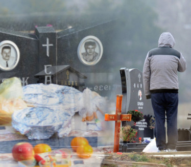 SRPSKI OBIČAJ: Zašto donosimo hranu na grob pokojnika?