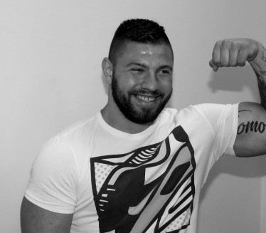 ZAKUCAO SE U POLICIJU Oglasio se brat poginule zvezde Parova